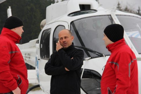 Daniel Tuček z Letecké záchranné služby, Jan Kosek a Pavel Lipenský z Topkarmoto